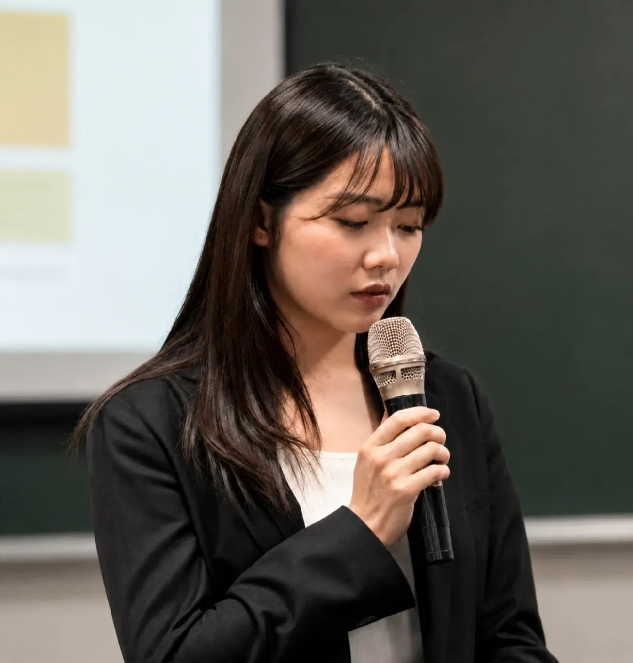 Yaya sharing design experience at a teaching session